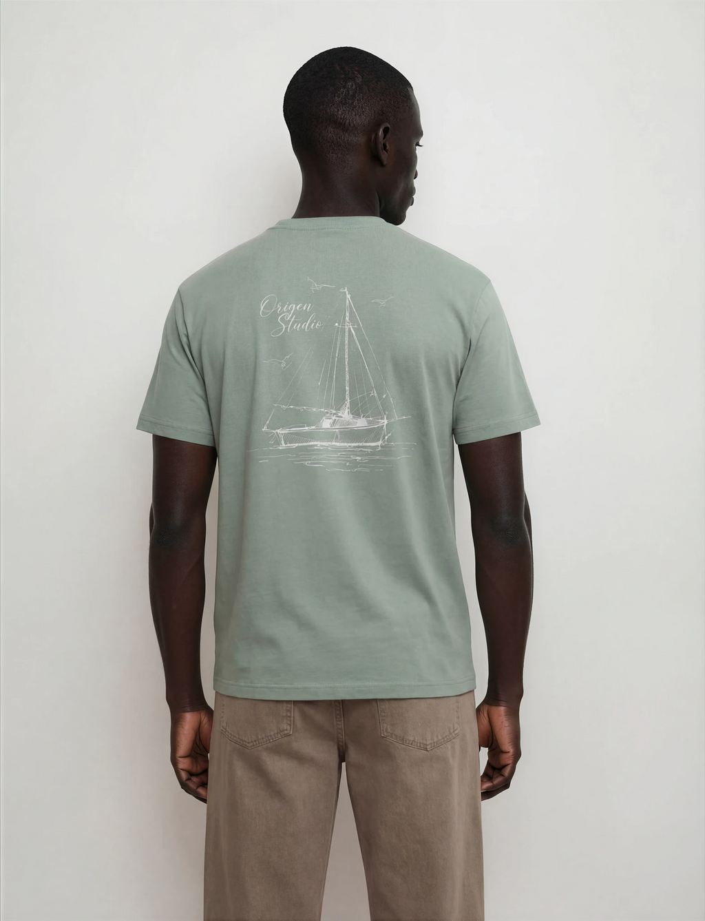 Camiseta Origen Studio hombre diseño velero espalda estilo minimal