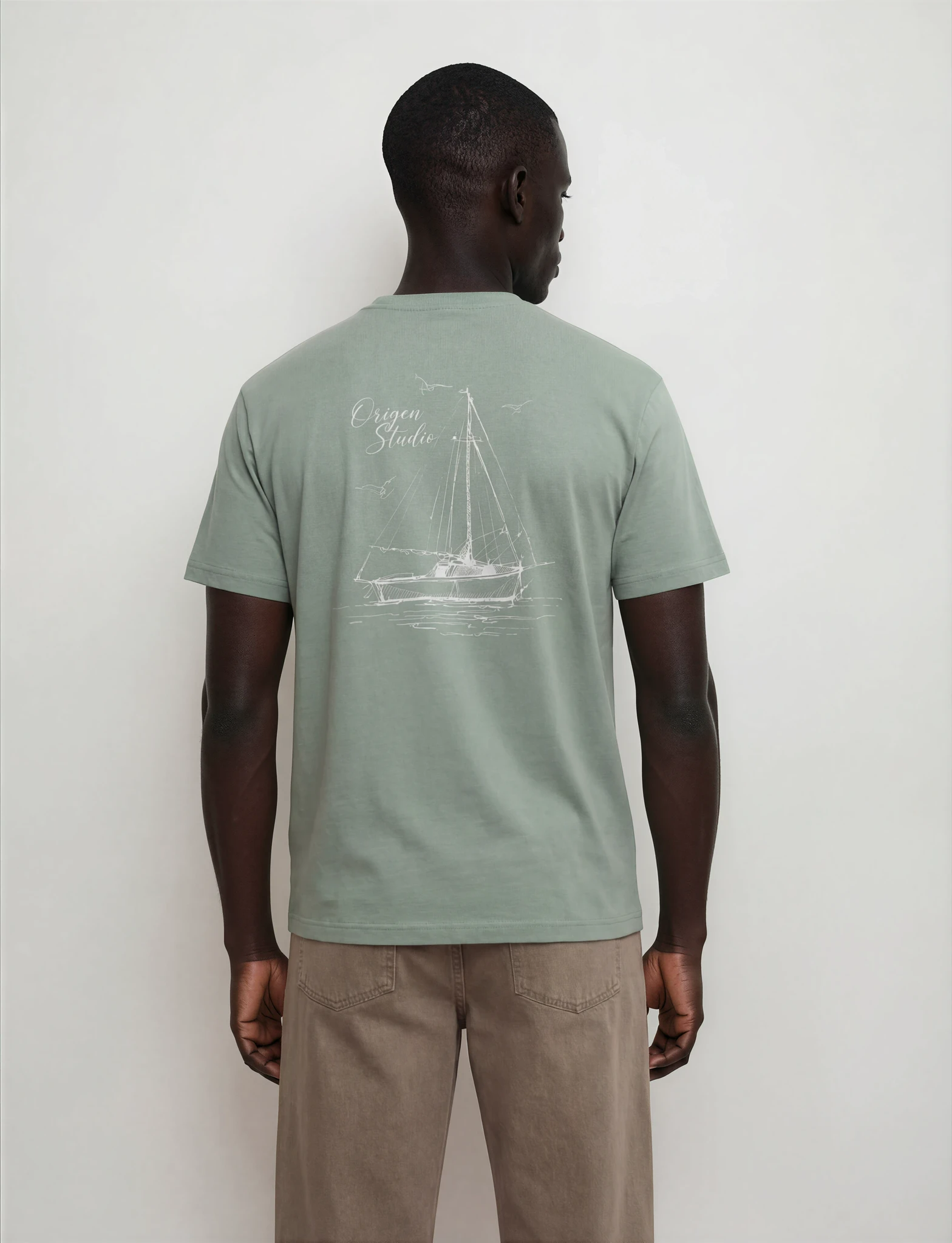 Camiseta Origen Studio hombre diseño velero espalda estilo minimal