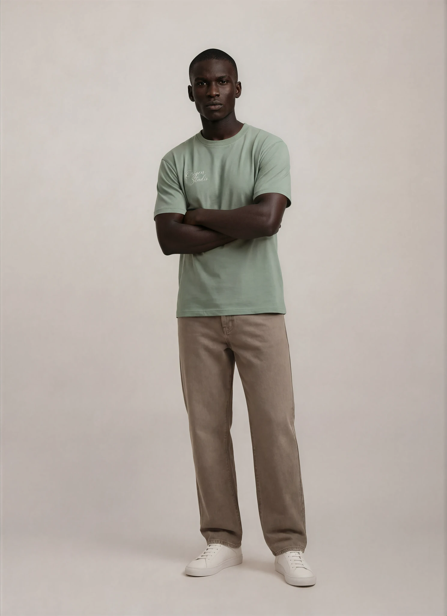 Camiseta verde salvia hombre Origen Studio algodón logo pequeño pecho