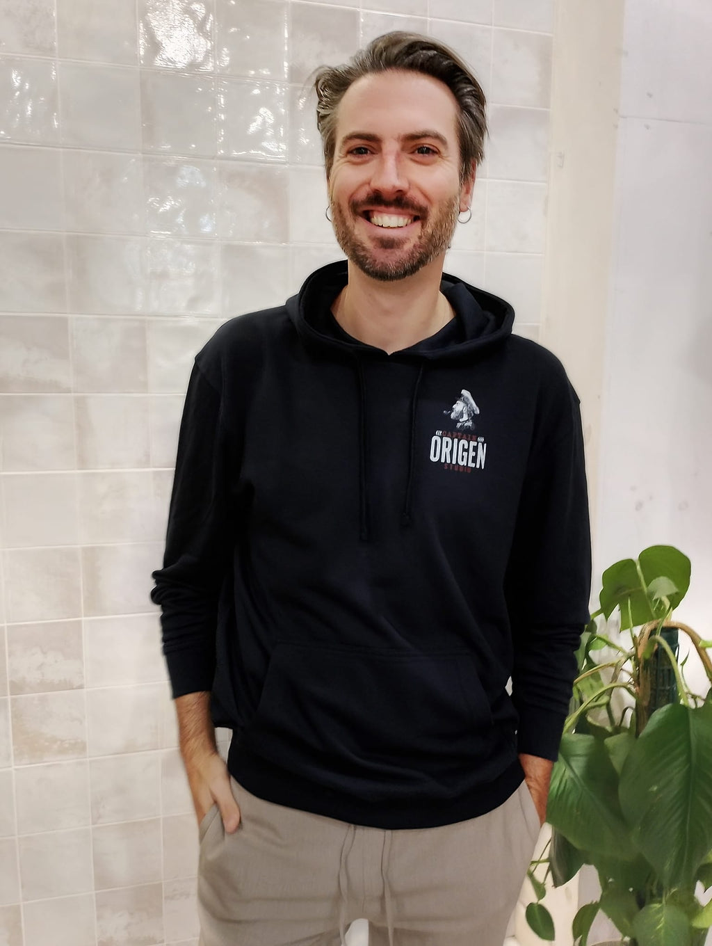 Sudadera negra Captain Origen en vista frontal, mostrando ajuste relajado y diseño en el pecho