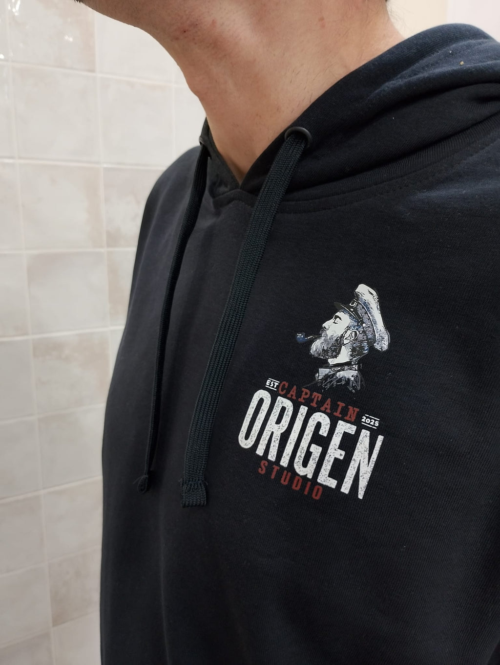 Sudadera negra con estampado Captain Origen vista en ángulo lateral