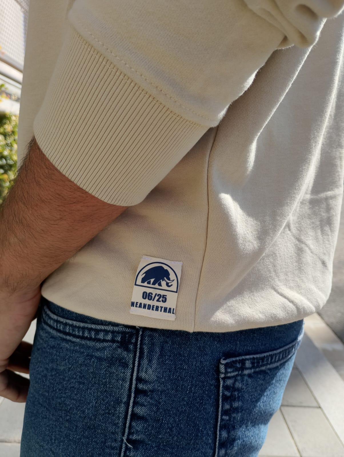 Etiqueta con mamut — ADN Neanderthal en cada costura. Exclusividad real.