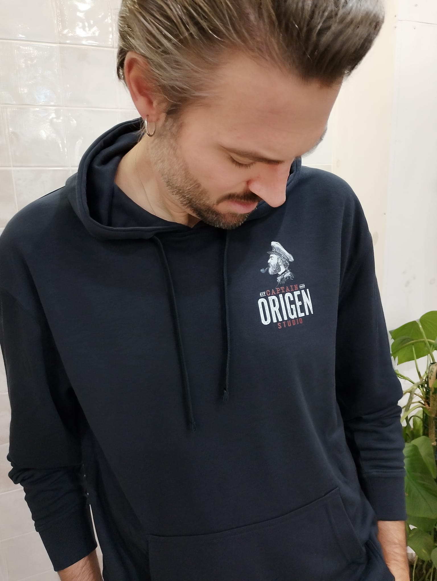 Sudadera negra con diseño Captain Origen vista desde arriba, mostrando detalle del estampado