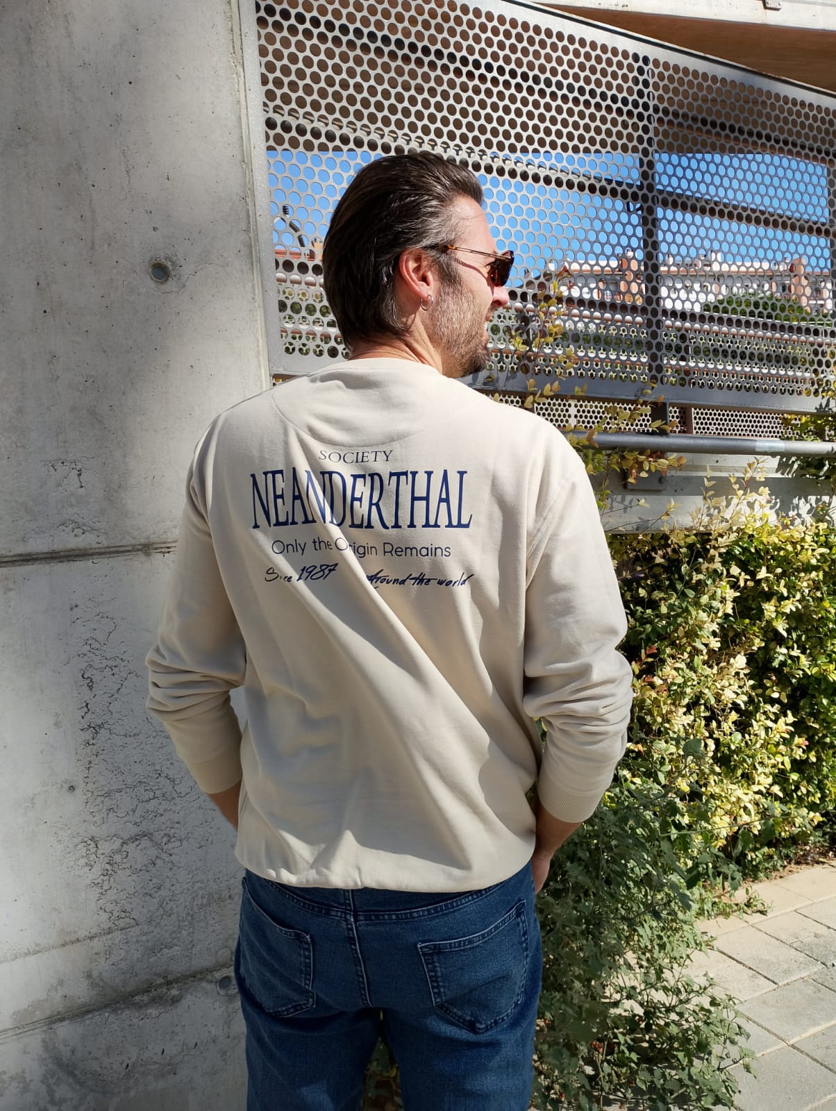 Sudadera crema, print azul marino y la calle como territorio.