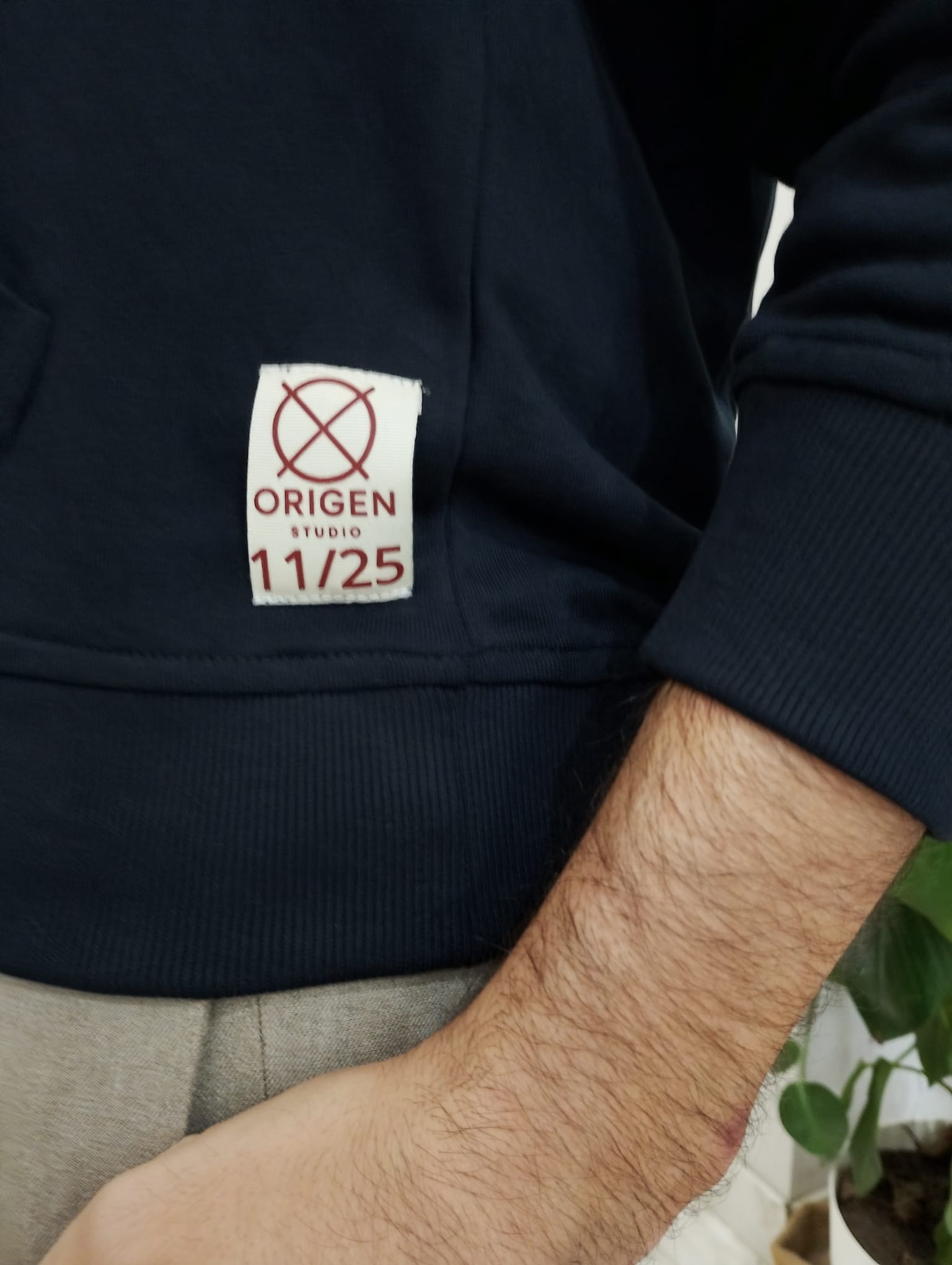 Etiqueta numerada 11/25 en la sudadera edición limitada Captain Origen