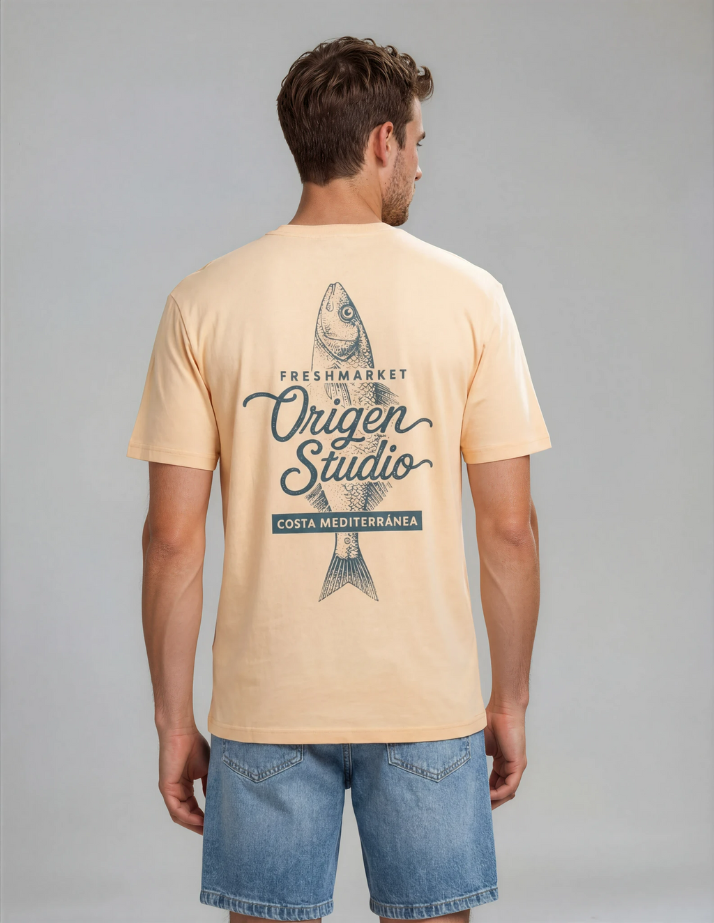 Un diseño con alma. El gráfico "Fresh Market" en la espalda añade ese toque de autenticidad mediterránea a tu look casual.