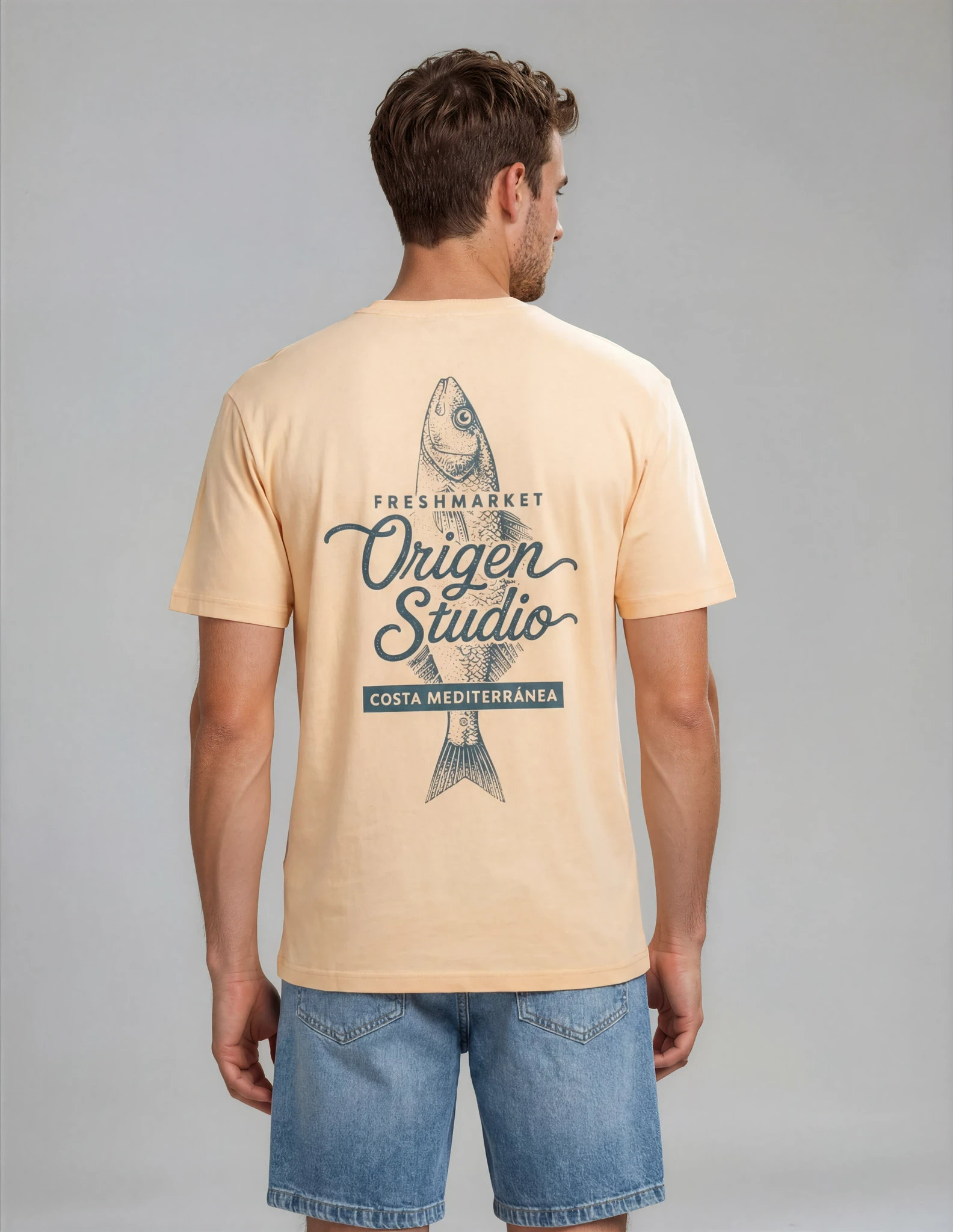 Un diseño con alma. El gráfico "Fresh Market" en la espalda añade ese toque de autenticidad mediterránea a tu look casual.