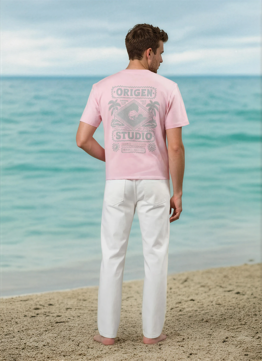 Un diseño que grita verano. El gráfico trasero "Surfing Club" aporta ese toque retro que buscas para tus días de sol.