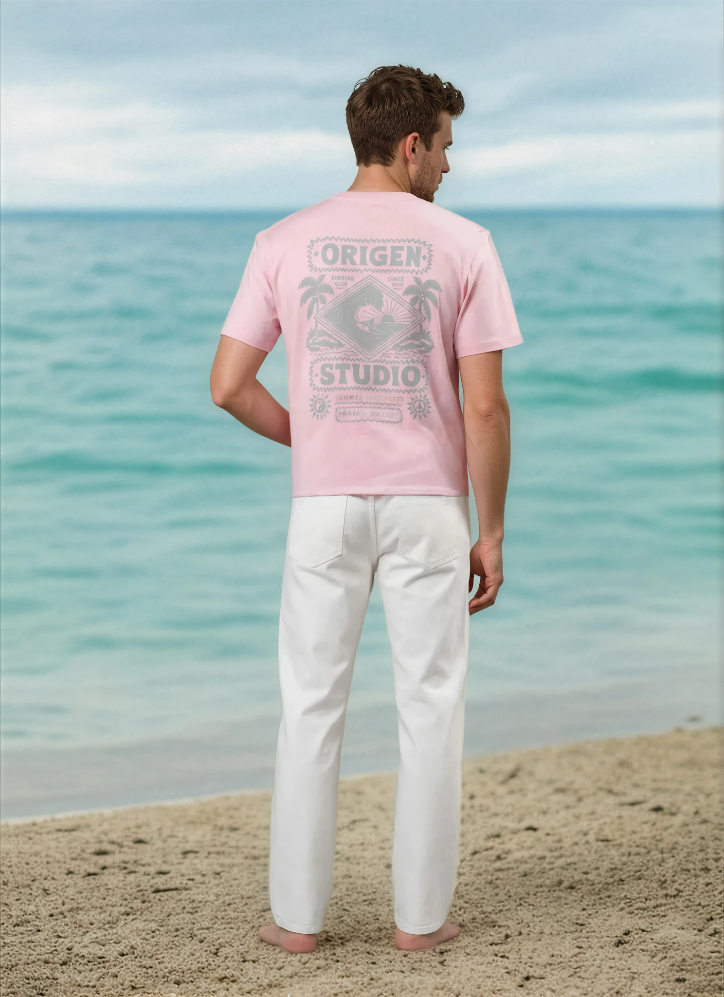 Un diseño que grita verano. El gráfico trasero "Surfing Club" aporta ese toque retro que buscas para tus días de sol.