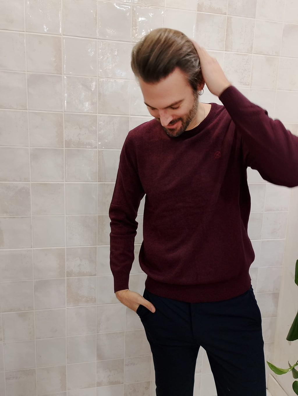 Jersey burdeos de punto fino visto de frente con ajuste cómodo.