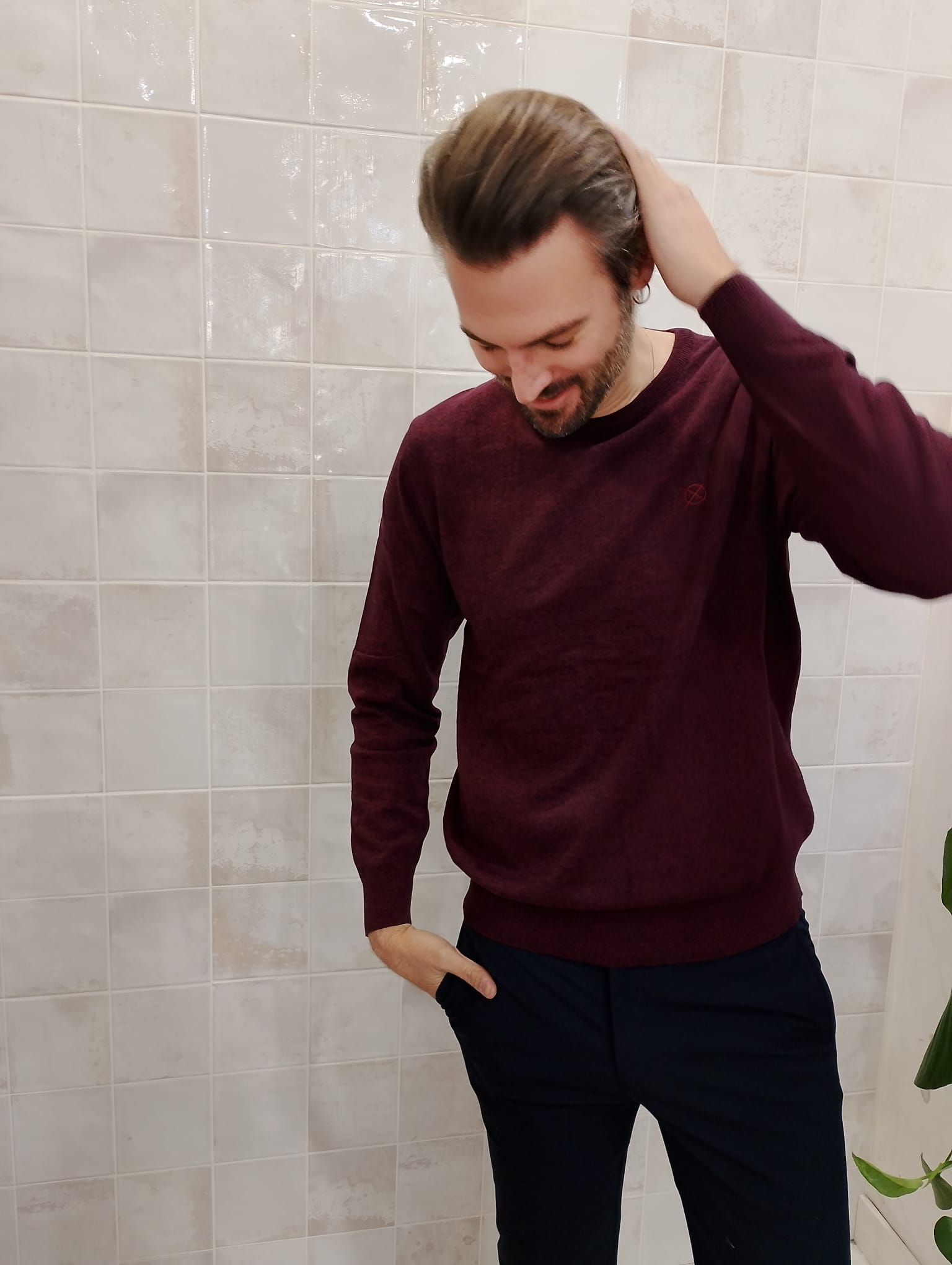 Jersey burdeos de punto fino visto de frente con ajuste cómodo.