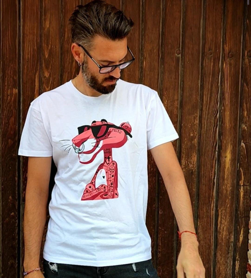 Camiseta blanca Neanderthal con pantera rosa tatuada, estilo urbano y rebelde