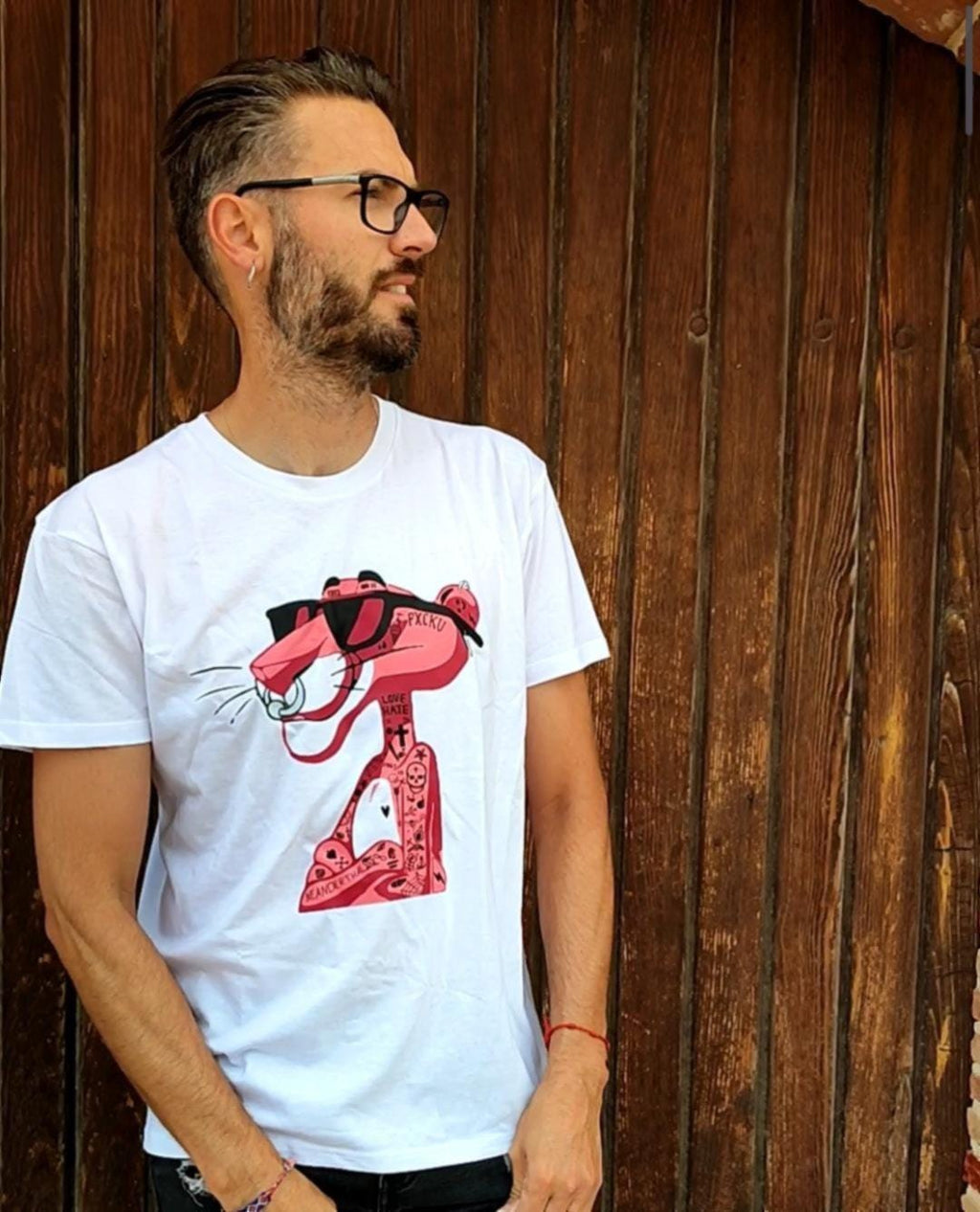 Camiseta blanca Neanderthal con pantera rosa tatuada, estilo urbano y rebelde