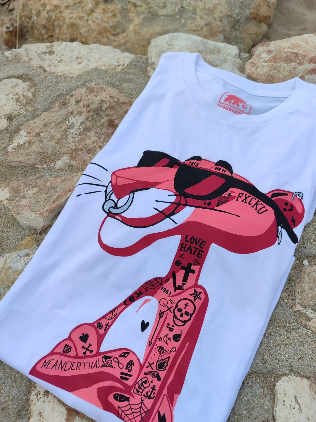 Camiseta blanca Neanderthal con pantera rosa tatuada, estilo urbano y rebelde