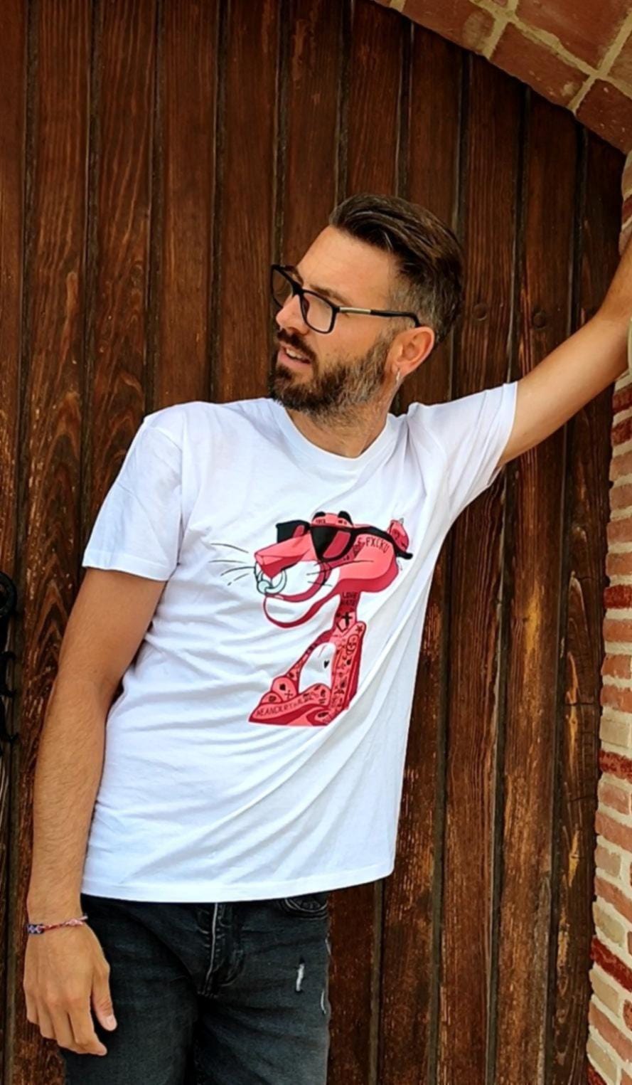 Camiseta blanca Neanderthal con pantera rosa tatuada, estilo urbano y rebelde