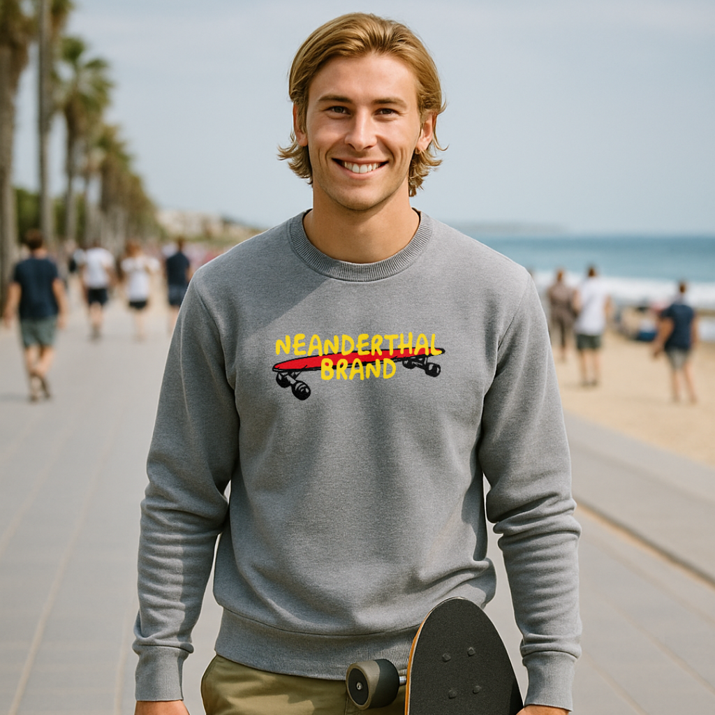 Sudadera gris con logo frontal Neanderthal Brand y gráfico de skate, perfecta para un look callejero y gamberro, ideal para patinar por la ciudad con actitud.