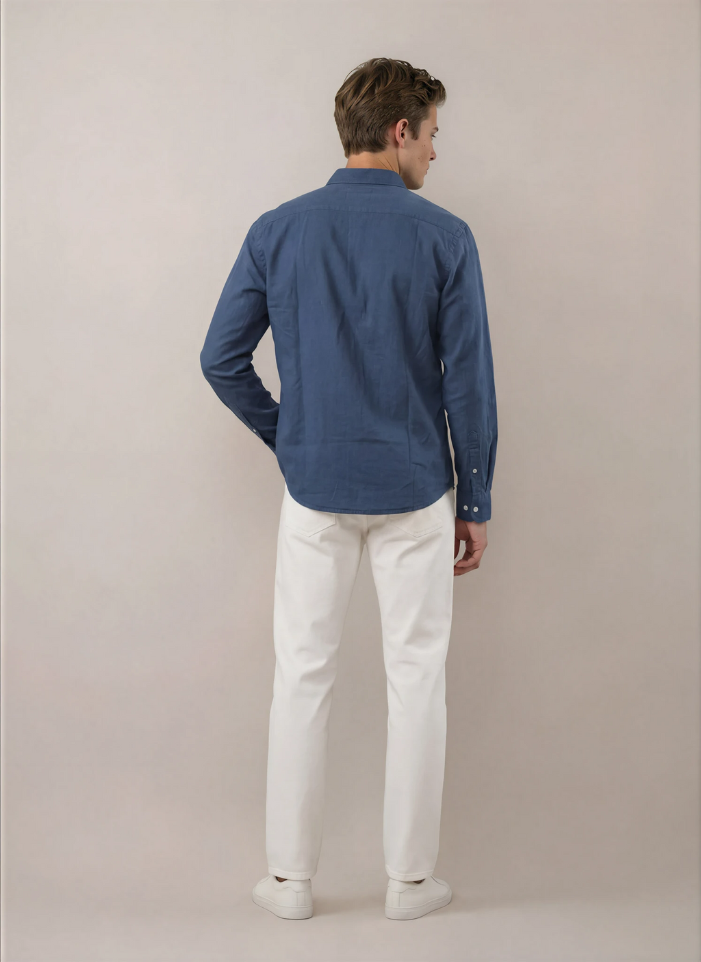 Camisa lino azul hombre vista trasera corte regular