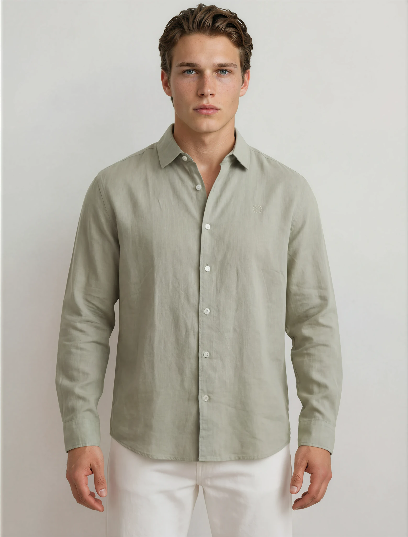 Camisa verde salvia de hombre en algodón slub con corte regular y logo bordado de Origen Studio vista frontal.