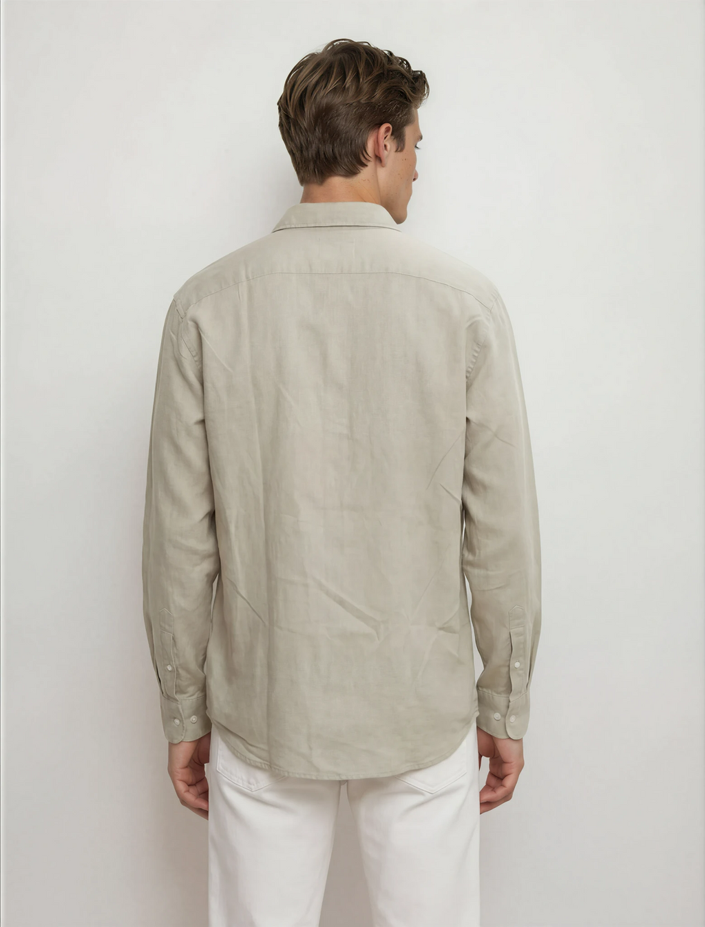 Vista trasera de camisa verde salvia para hombre en 100% algodón slub con corte regular de Origen Studio.