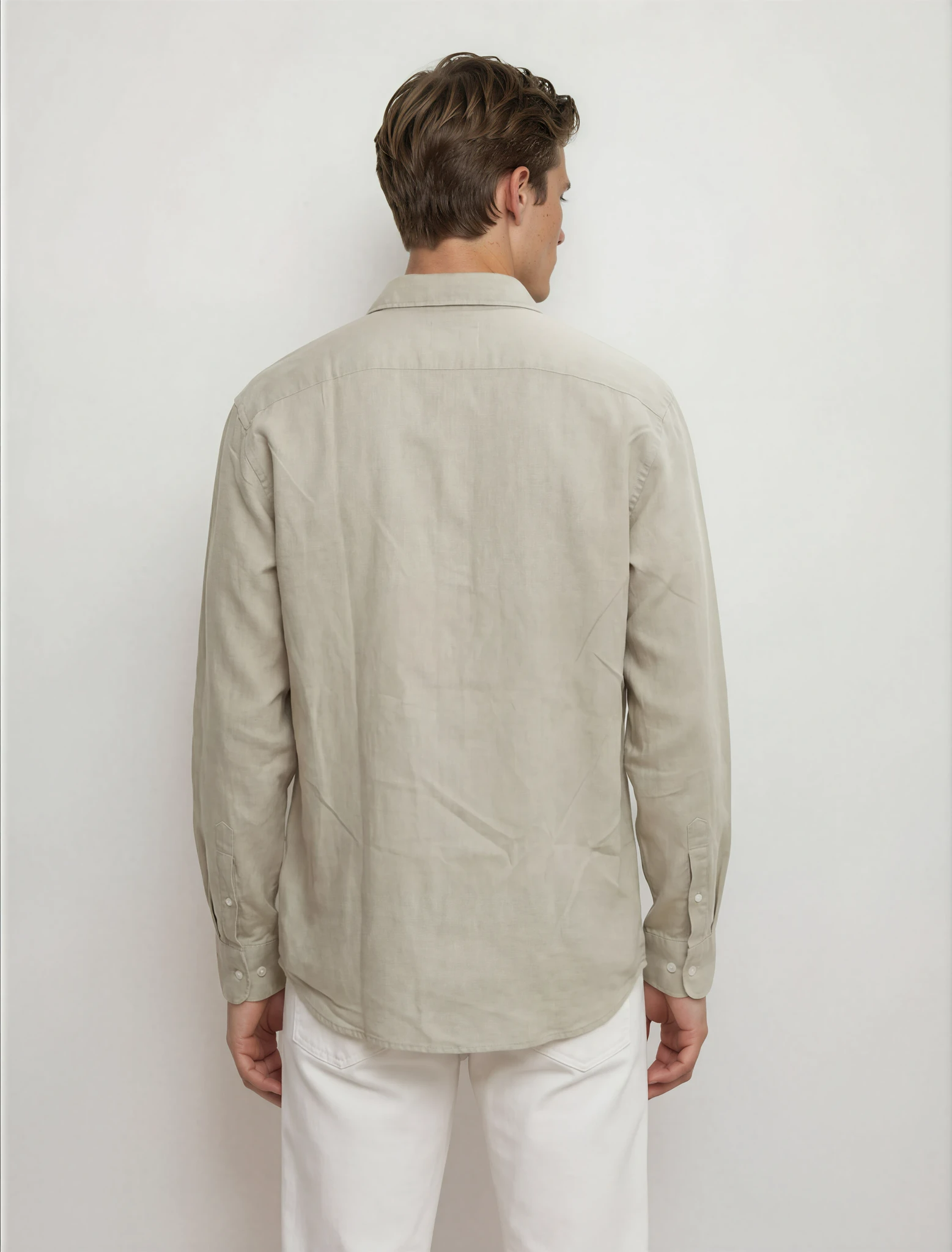 Vista trasera de camisa verde salvia para hombre en 100% algodón slub con corte regular de Origen Studio.