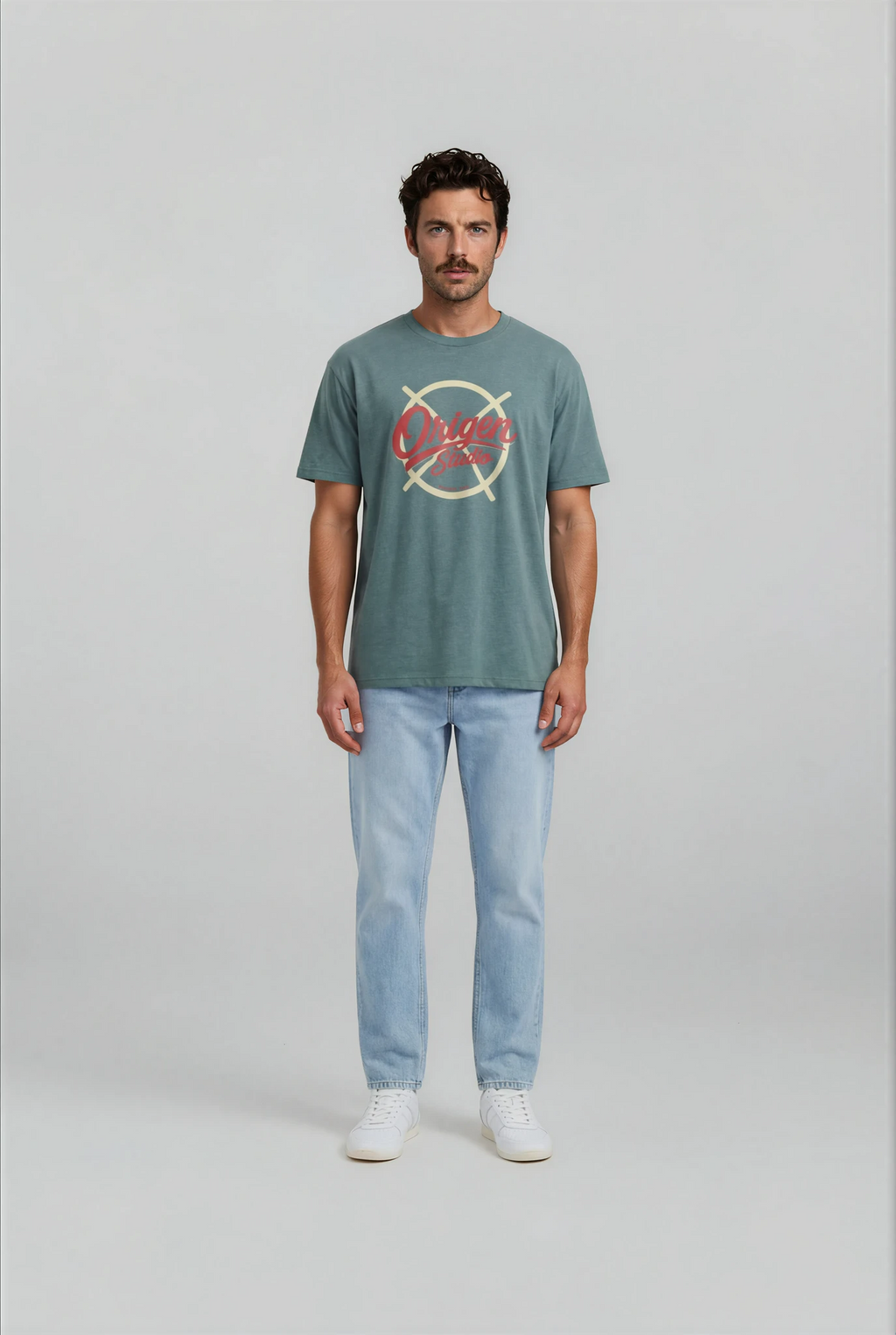 Camiseta verde Origen Studio hombre look casual con vaqueros y zapatillas blancas
