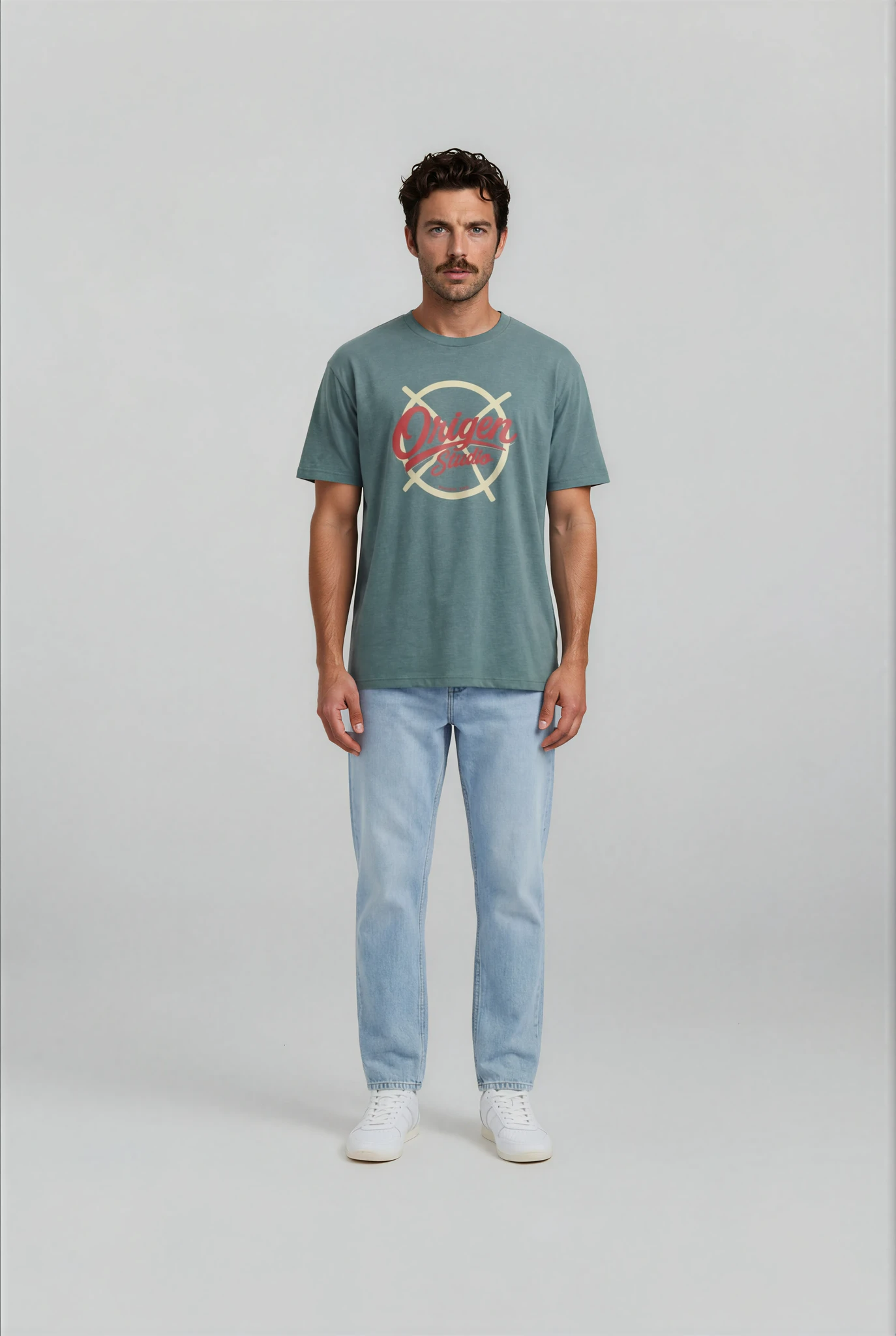Camiseta verde Origen Studio hombre look casual con vaqueros y zapatillas blancas