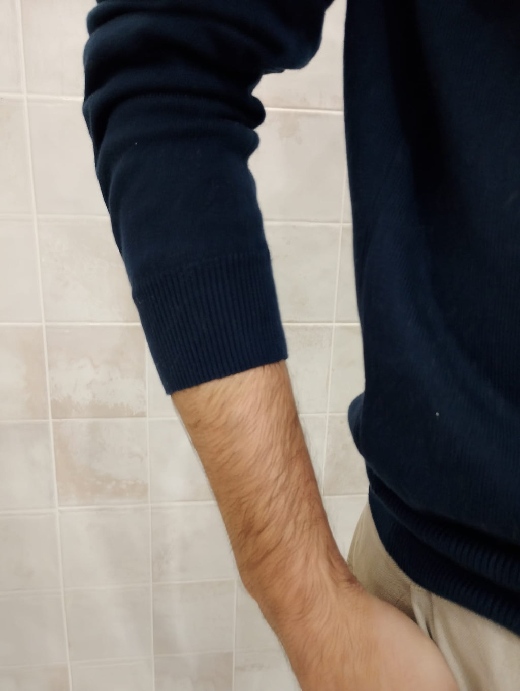 Detalle de la manga y el puño del jersey azul marino de Origen Studio