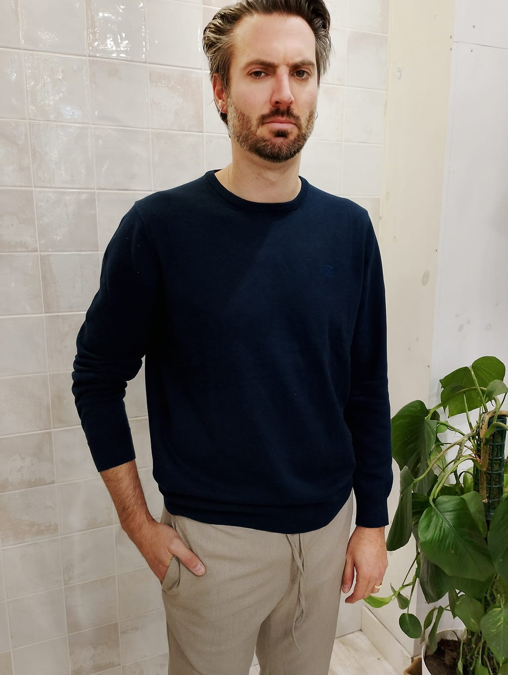 Jersey azul marino de Origen Studio en vista frontal, estilo minimalista para hombre