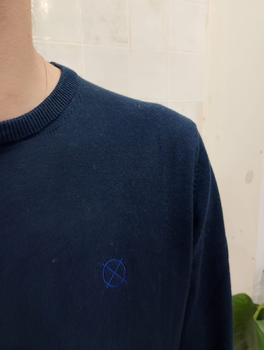 Logo bordado en azul del jersey básico azul marino de Origen Studio en el pecho