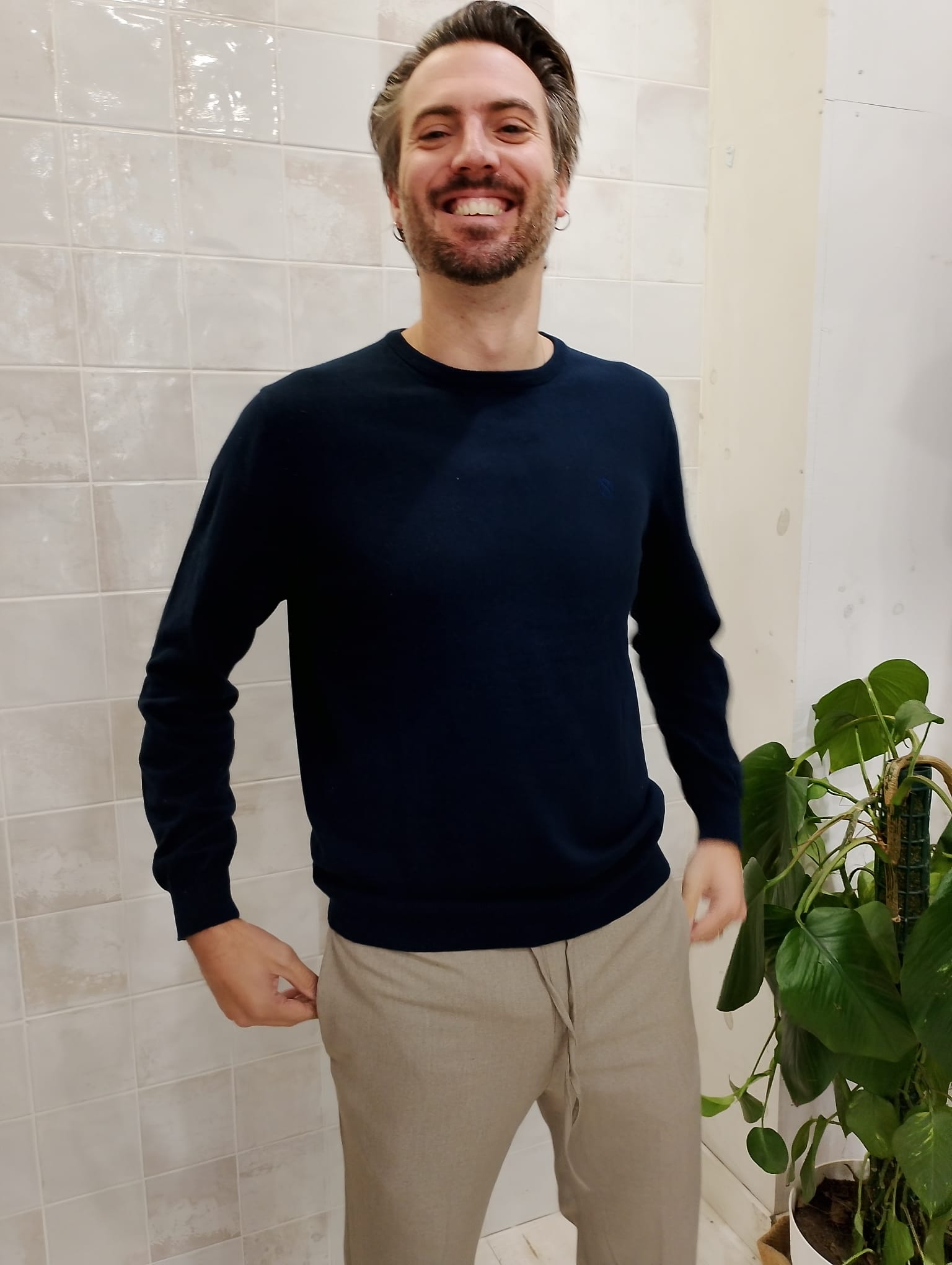 Modelo mostrando jersey azul marino Origen Studio en pose natural y casual