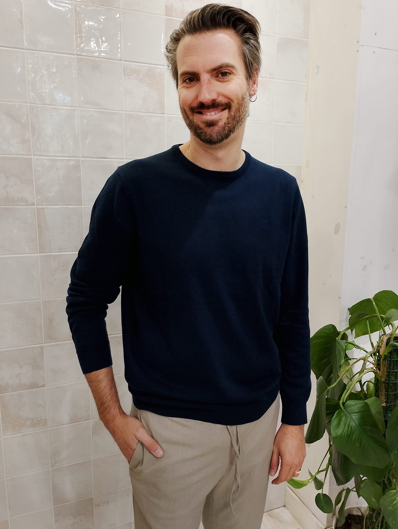 Modelo masculino con jersey azul marino de Origen Studio, diseño sencillo y elegante