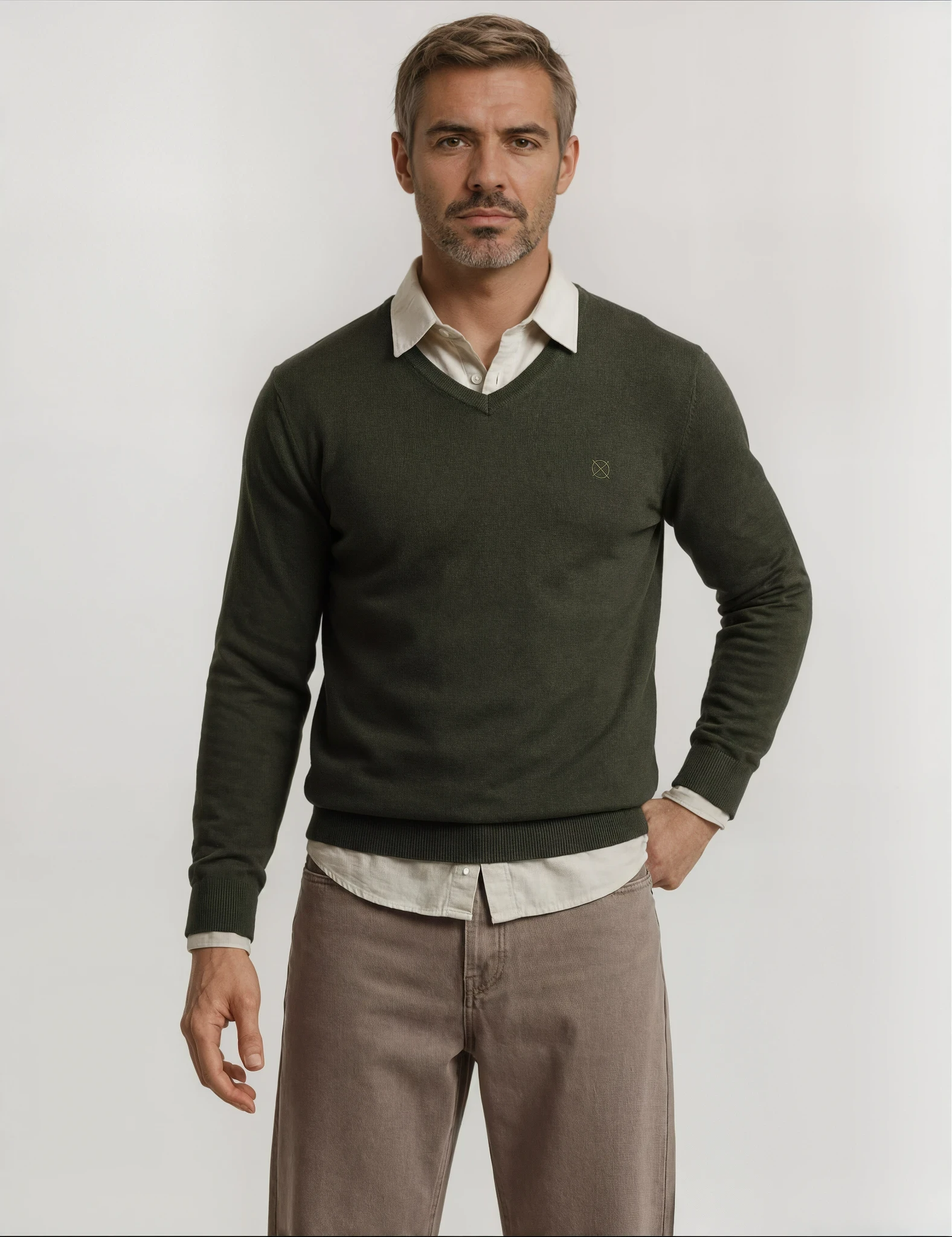 Jersey verde oliva de hombre con cuello en V combinado con camisa beige, ajuste regular fit, colección Origen Studio
