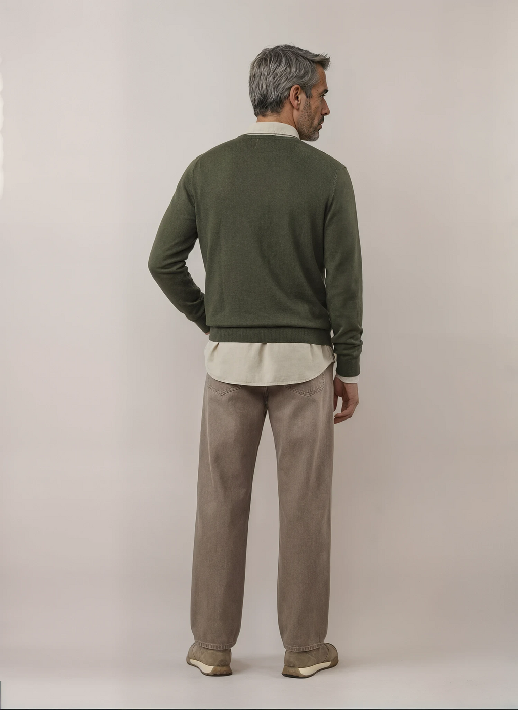 jersey-verde-oliva-hombre-cuello-v-origen-studio-trasera