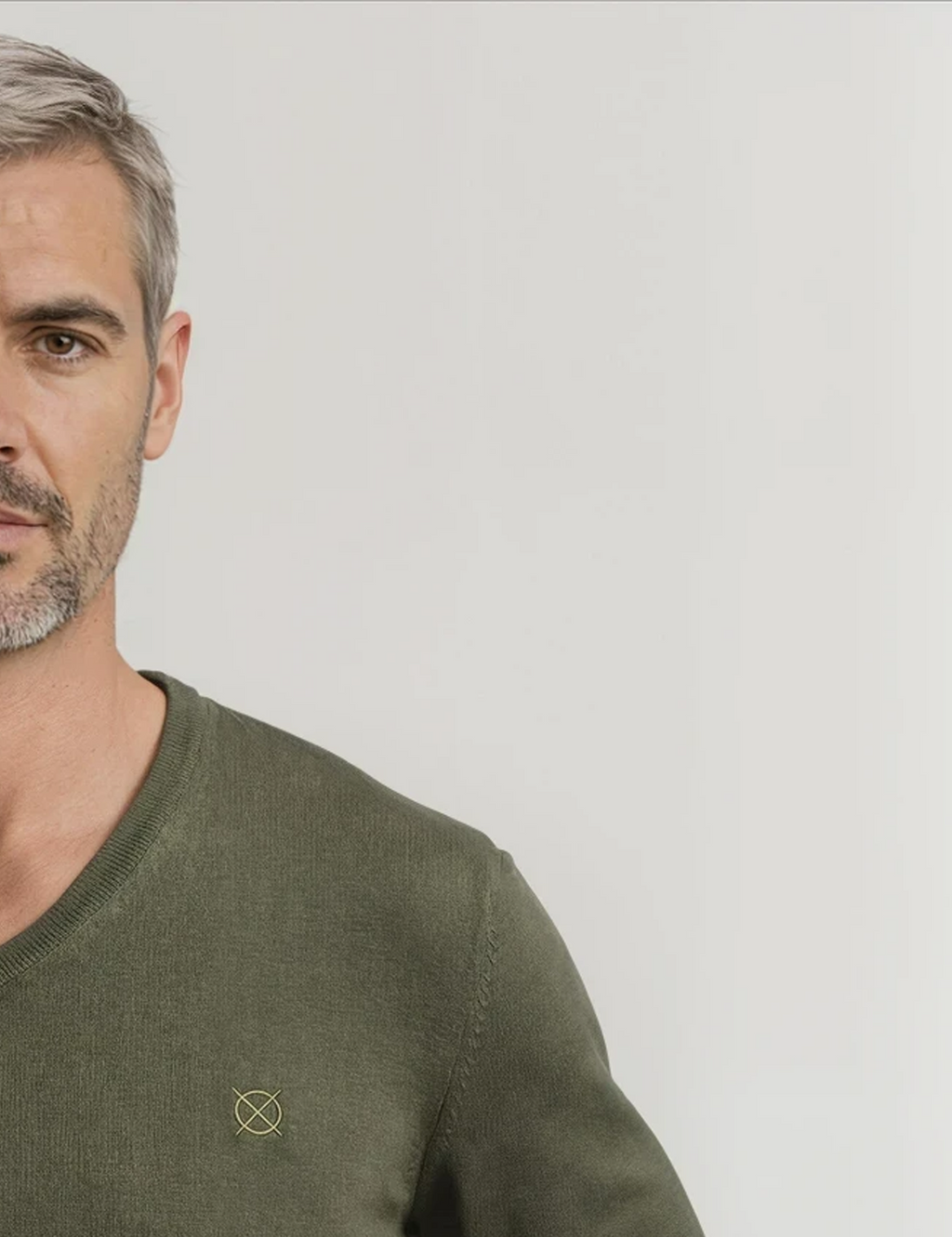 Detalle jersey verde oliva hombre tejido viscosa