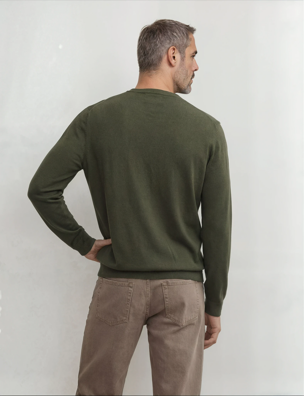 Jersey hombre verde oliva vista trasera corte regular