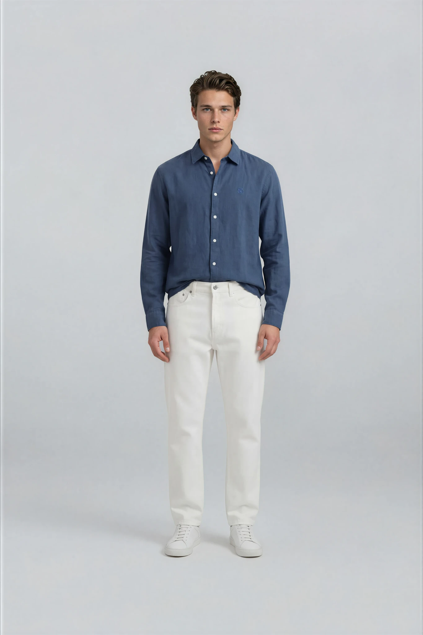 Look completo camisa azul lino con pantalón blanco Origen Studio