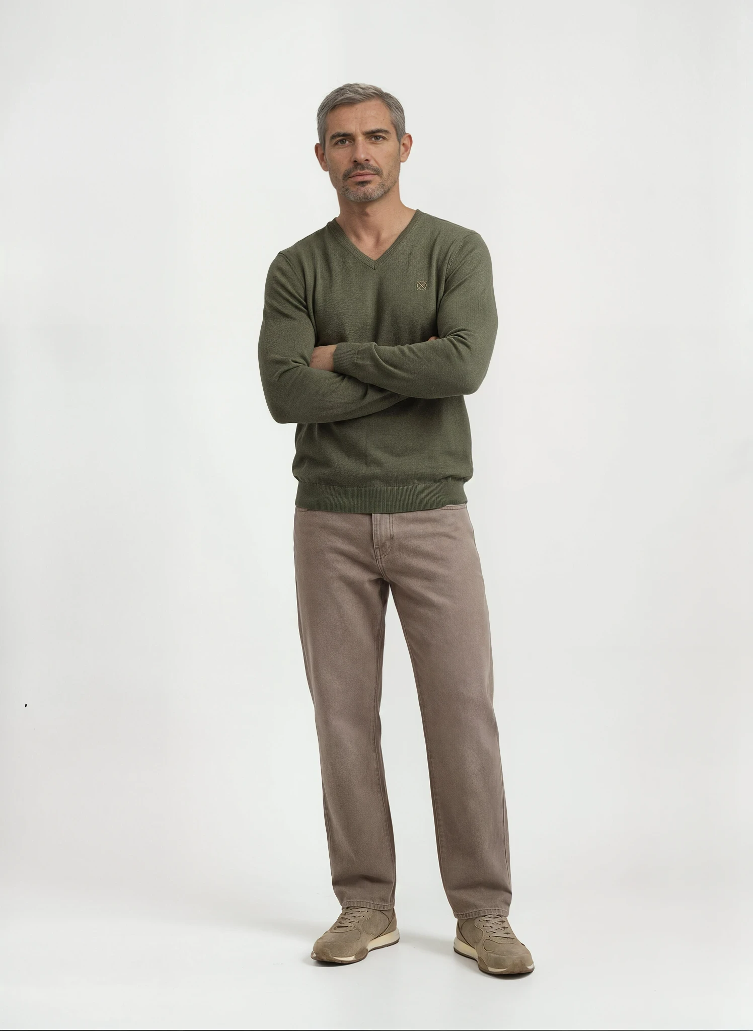 Look completo jersey verde oliva con pantalón beige