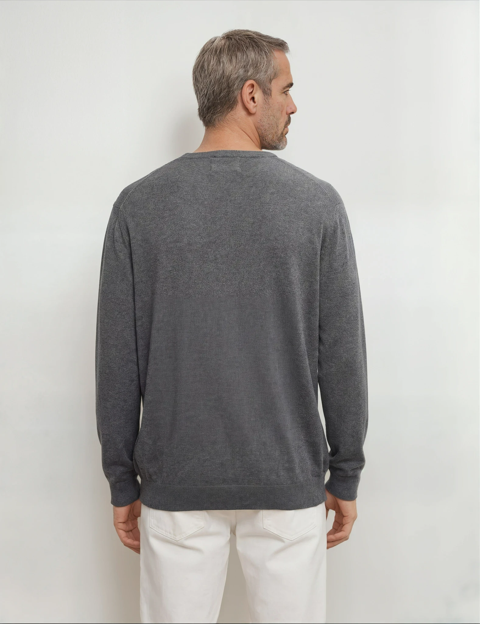 Vista trasera del jersey gris cuello pico para hombre Origen Studio con ajuste regular y acabado elegante.