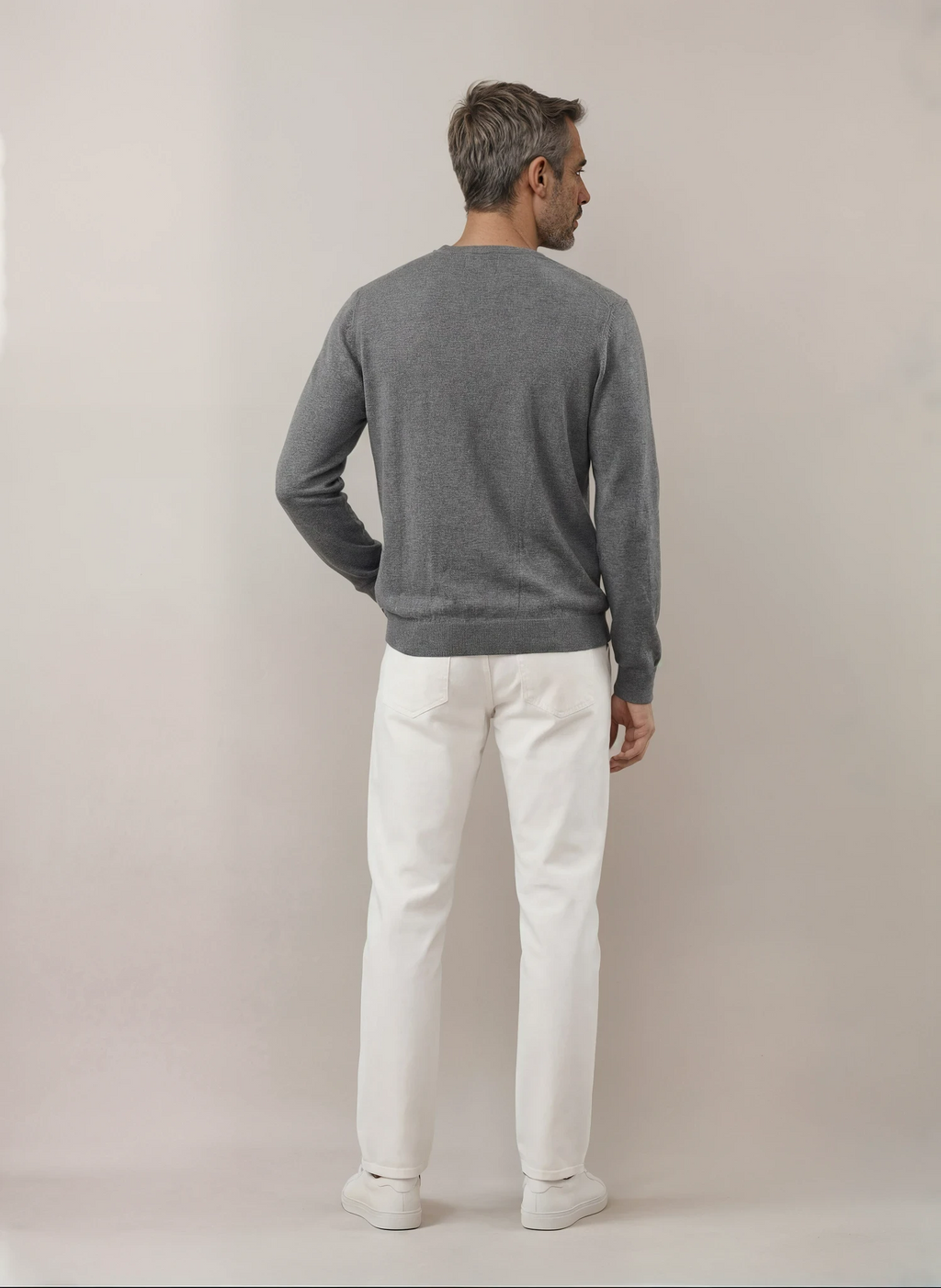 Jersey gris elegante para hombre Origen Studio visto desde atrás con acabado limpio y corte clásico.