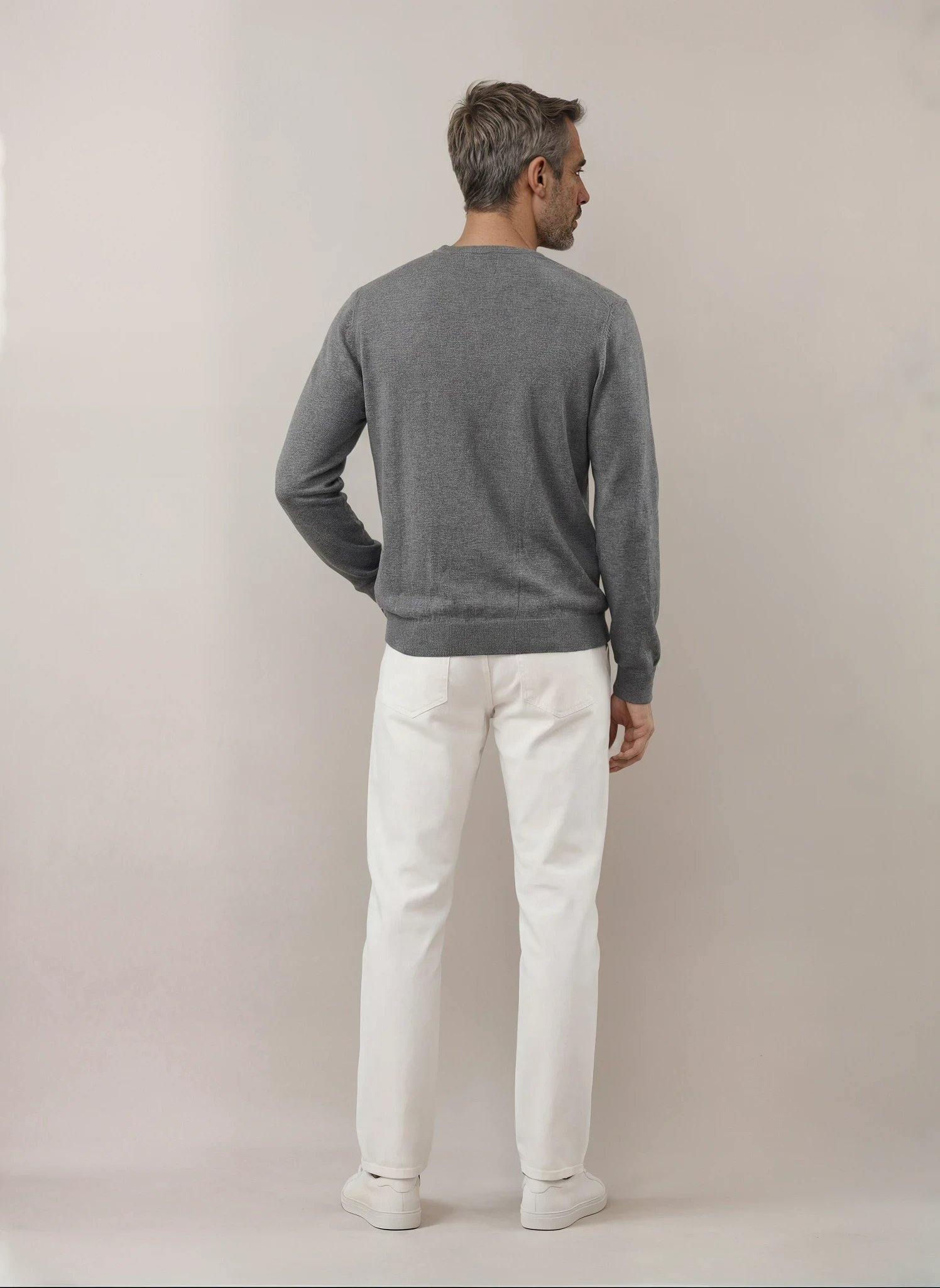 Jersey gris elegante para hombre Origen Studio visto desde atrás con acabado limpio y corte clásico.