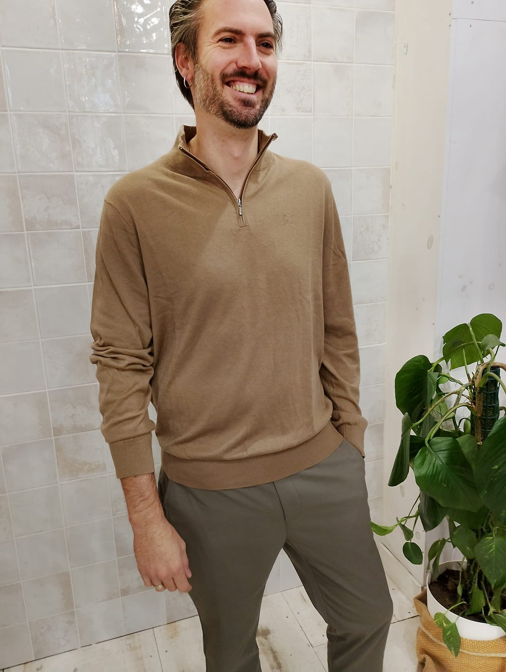 Hombre con jersey color tierra de ORIGEN STUDIO en plano medio, diseño de media cremallera.