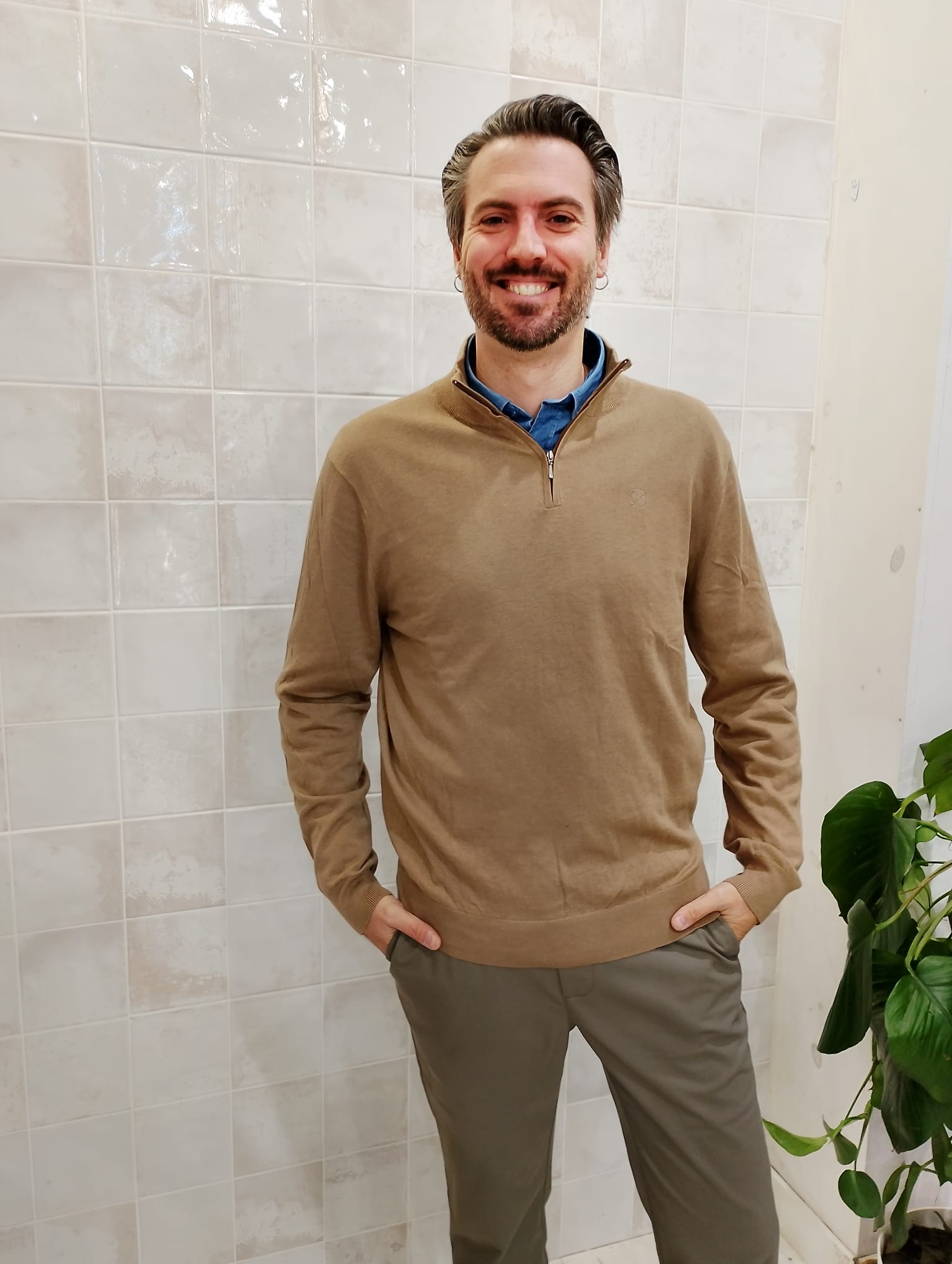 Jersey color tierra de ORIGEN STUDIO combinado con camisa vaquera, vista frontal completa.