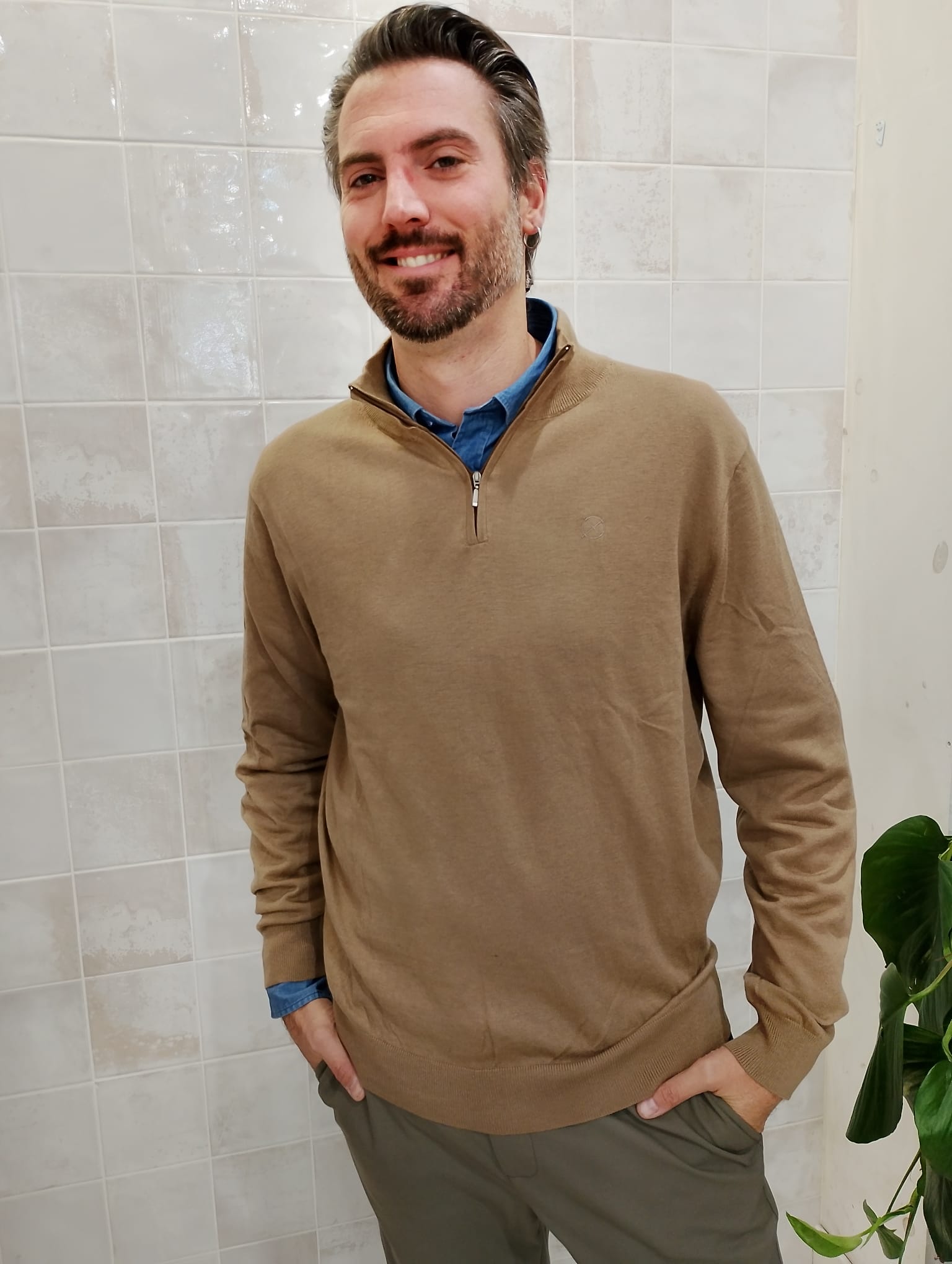 Jersey de punto color tierra con media cremallera de ORIGEN STUDIO, estilo casual con camisa azul.