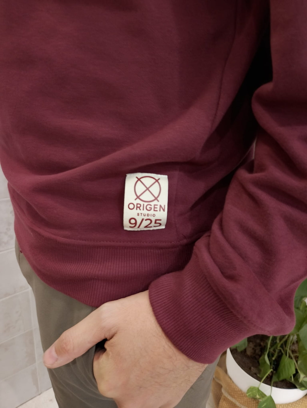 Etiqueta numerada de la sudadera burdeos Origen Studio edición limitada 9 de 25.