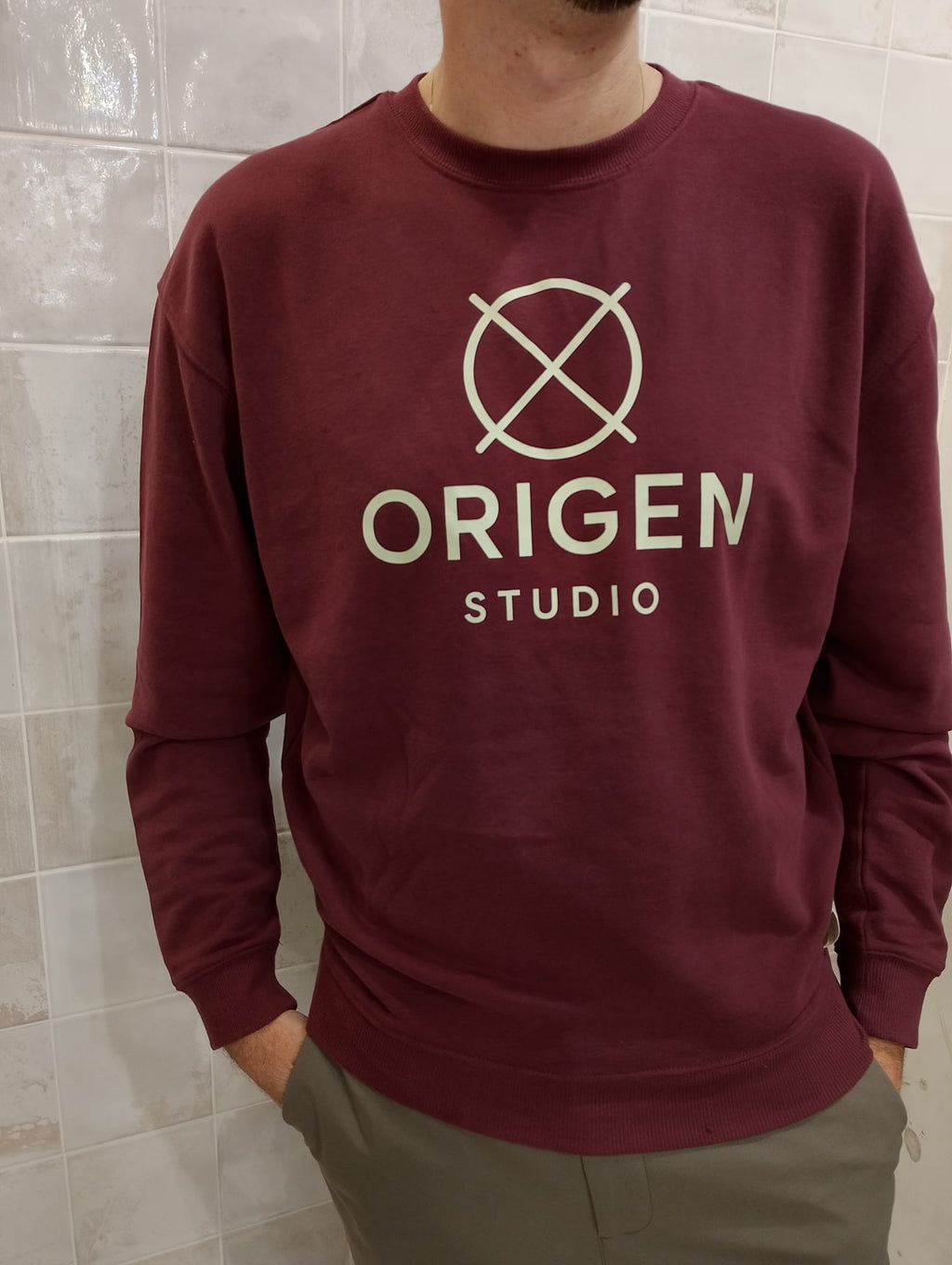 Vista frontal de la sudadera burdeos Origen Studio con diseño minimalista.