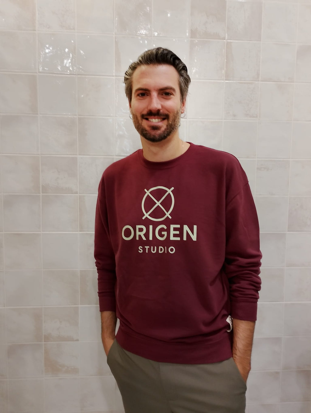 Sudadera burdeos Origen Studio en edición limitada, vista en modelo de pie.