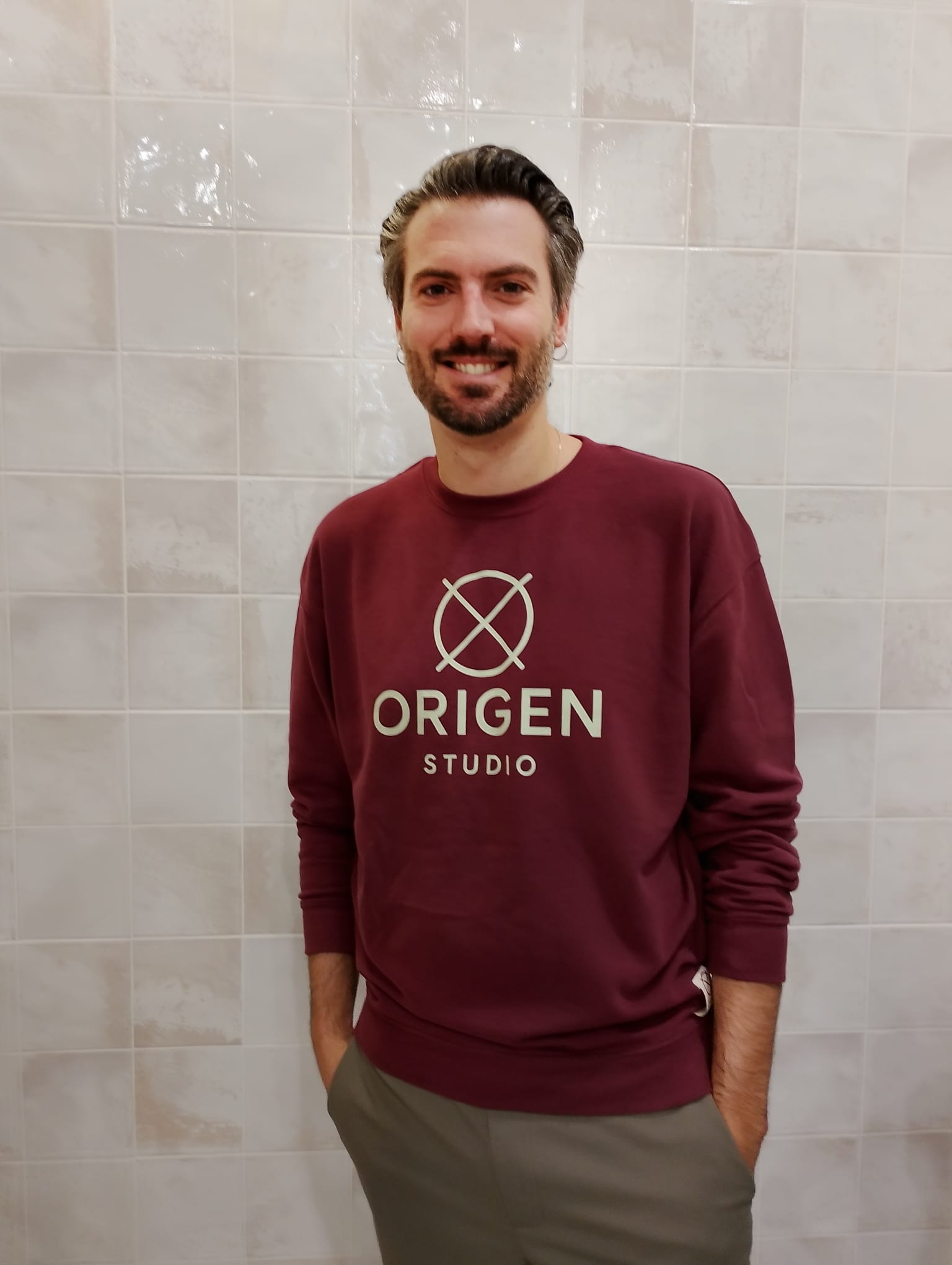 Sudadera burdeos Origen Studio en edición limitada, vista en modelo de pie.