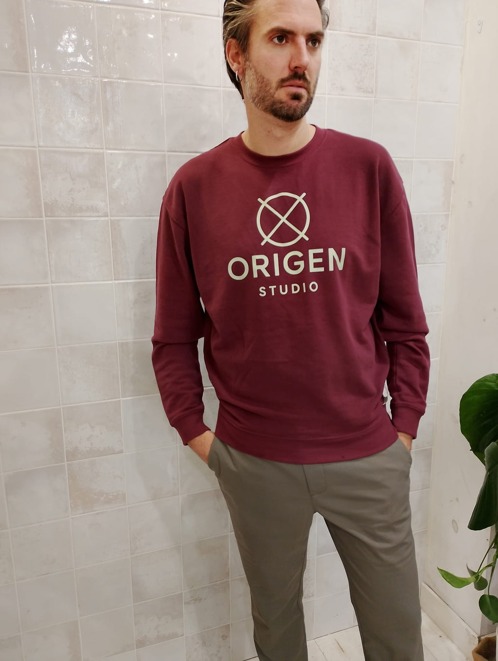 Sudadera burdeos Origen Studio mostrada en vista lateral sobre fondo claro.