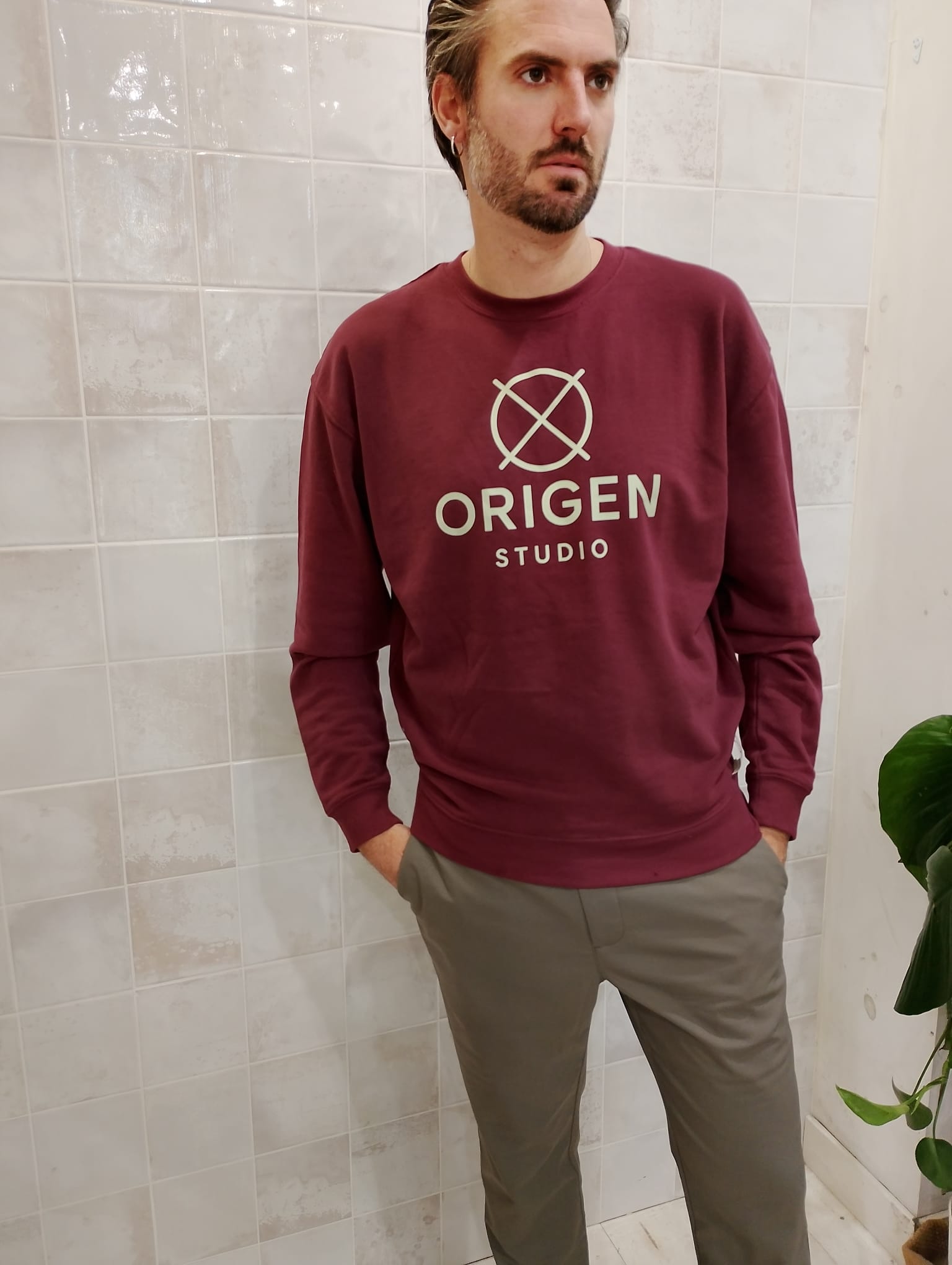 Sudadera burdeos Origen Studio mostrada en vista lateral sobre fondo claro.