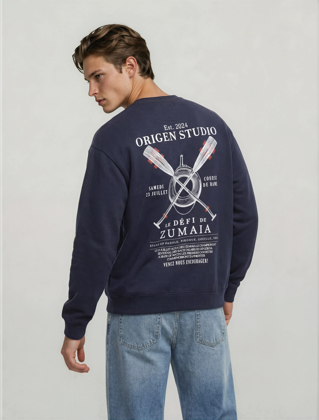 Detalle del diseño náutico en la espalda de la sudadera azul marino Origen Studio colección permanente.